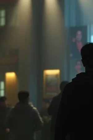 《铁皮月亮》剧照：铁皮屋顶上架起的人造月亮装置
