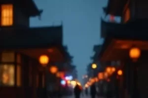 《第七扇窗》剧照：老式公寓窗外亮着灯的对面楼层