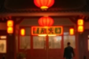 《玻璃塔之城》剧照：密集耸立的玻璃幕墙建筑群